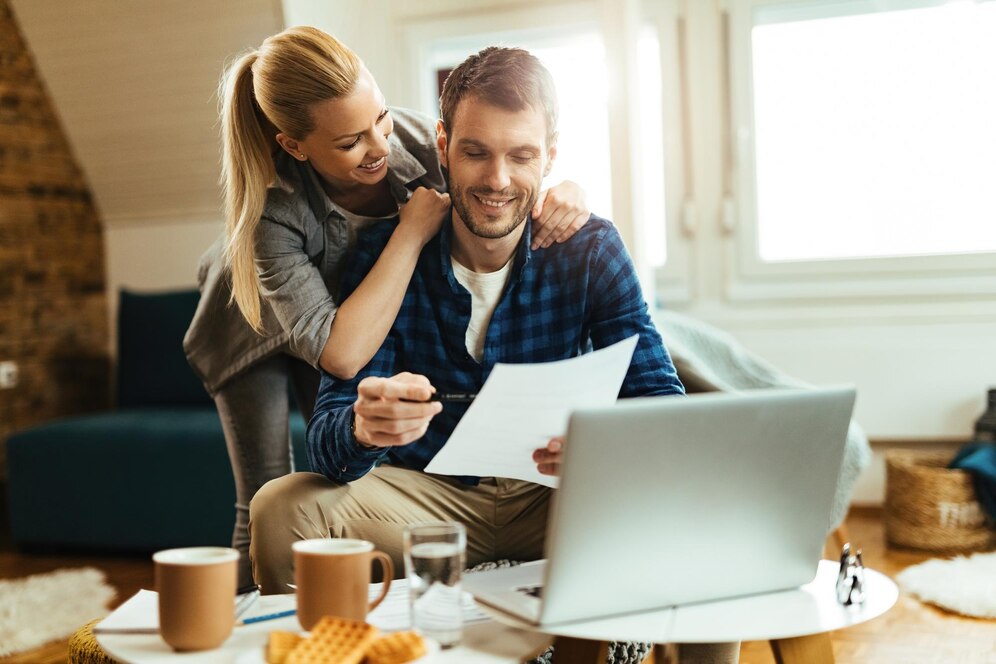 Pareja analizando sus opciones de financiamiento para casa prefabricada