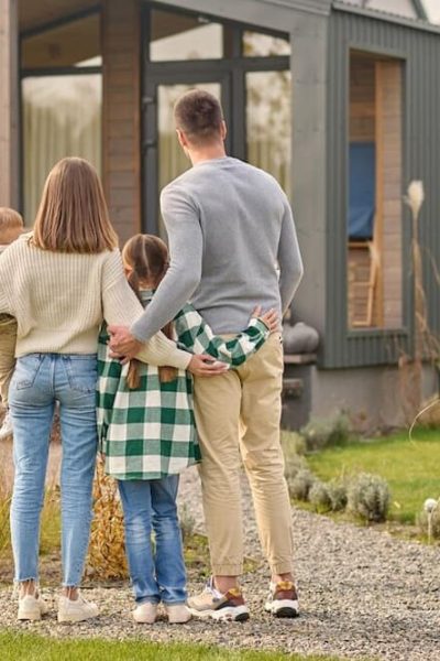 familia feliz con su casa prefabricada en Castellón